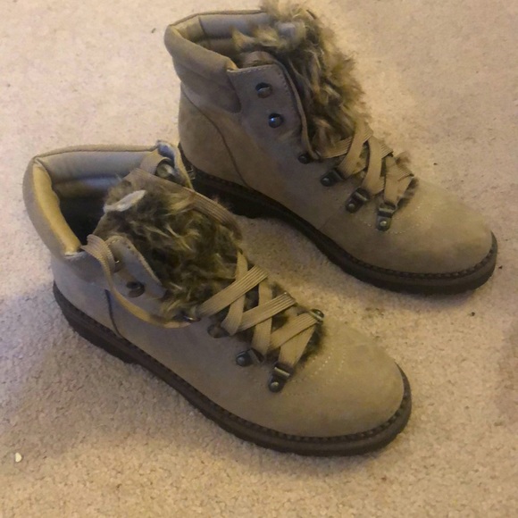 Size 7 - but fit like 6.5. Espirit Boots w the fur - Picture 1 of 5